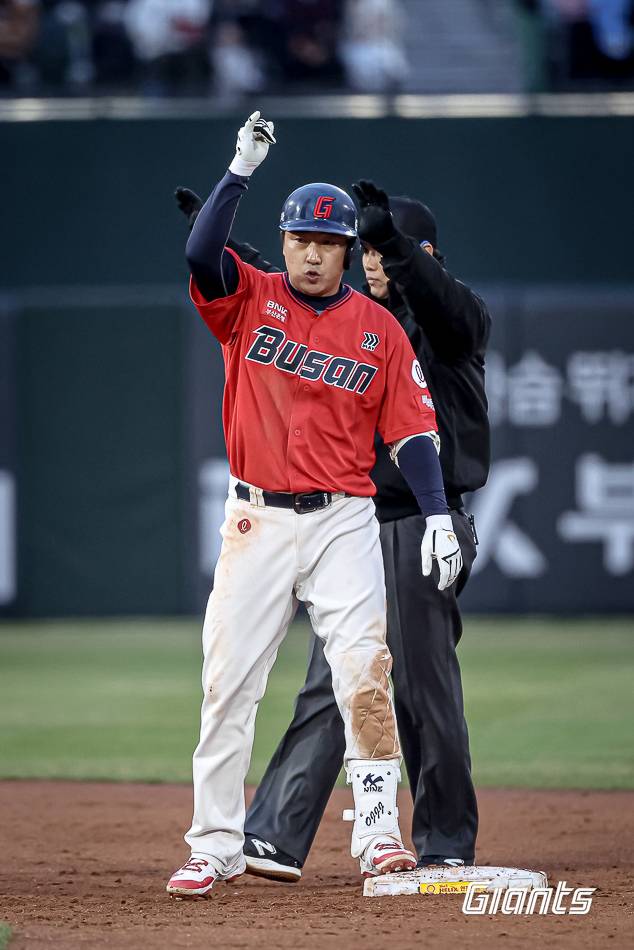 롯데 자이언츠 지명타자 정훈은 5일 부산 사직구장에서 열린 2025 KBO리그 두산 베어스전에서 3안타를 몰아치며 팀 승리를 이끌었다. (롯데 자이언츠 제공)