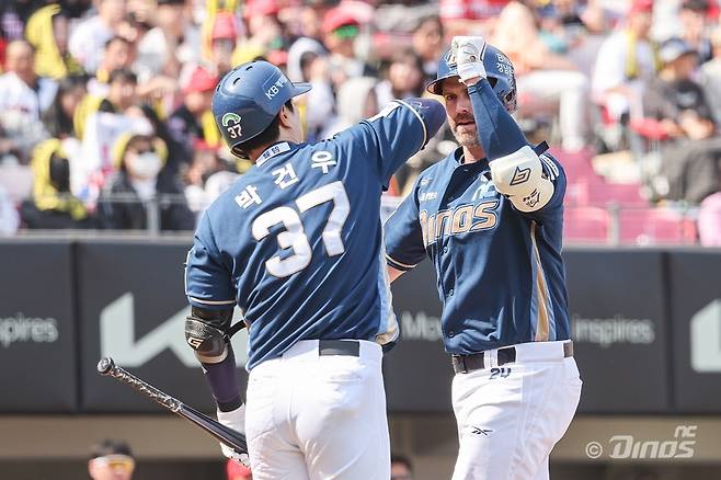 NC 다이노스 박건우(왼쪽)와 맷 데이비슨. (NC 다이노스 제공)