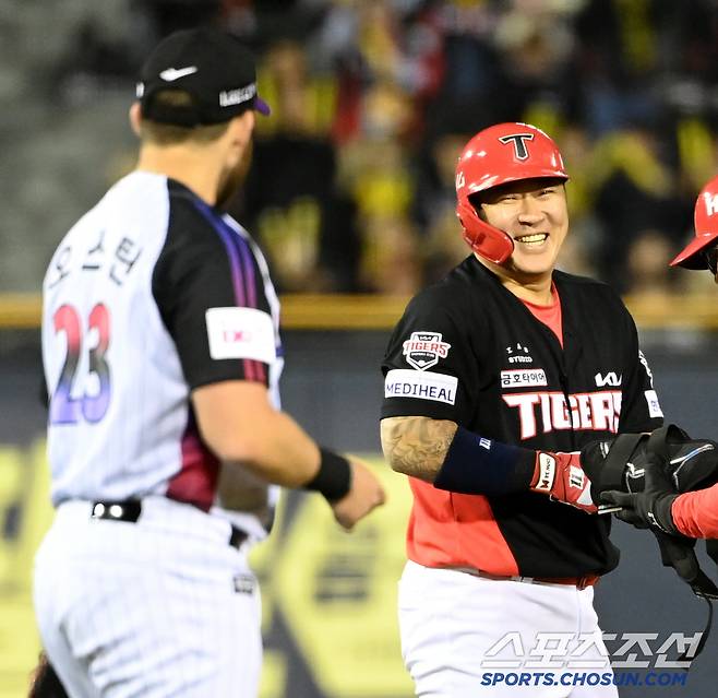 4일 잠실야구장에서 열린 KIA와 LG의 경기, 3회초 KIA 최형우가 2루타를 날린 뒤 LG 1루수 오스틴의 익살에 웃음을 터뜨리고 있다. 잠실=허상욱 기자 wook@sportschosun.com/2025.04.04/