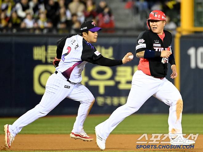 4일 잠실야구장에서 열린 KIA와 LG의 경기, 7회초 1사 2루 KIA 한준수의 투수 앞 땅볼때 2루주자 최형우가 LG 3루수 문보경에 태그아웃되고 있다. 잠실=허상욱 기자 wook@sportschosun.com/2025.04.04/