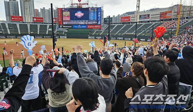 8일 부산 사직야구장에서 KBO리그 시범경기 롯데와 KIA의 경기가 열렸다. 시범경기 첫날부터 만원관중 찾은 사직구장. 부산=송정헌 기자songs@sportschosun.com/2025.03.08/