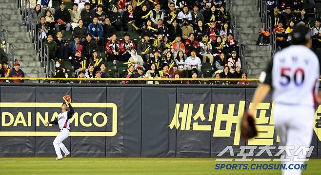 후속타자 박재현을 좌익수 뜬 공으로
