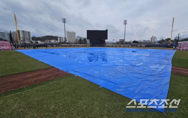 대형 방수포가 깔린 광주 챔필 그라운드. 광주=송정헌 기자songs@sportschosun.com/