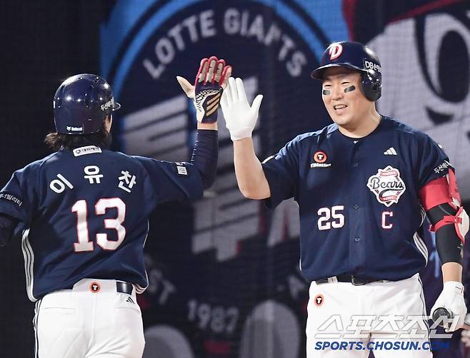 4일 부산 사직야구장에서 열리는 KBO리그 롯데와 두산의 경기. 7회 1사 3루. 강승호 내야 땅볼 때 득점에 성공한 이유찬. 부산=송정헌 기자songs@sportschosun.com/2025.04.04/