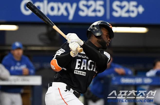 극심한 타격 부진에 빠져 투수가 던지는 공을 좀처럼 맞추는 못하는 플로리얼.