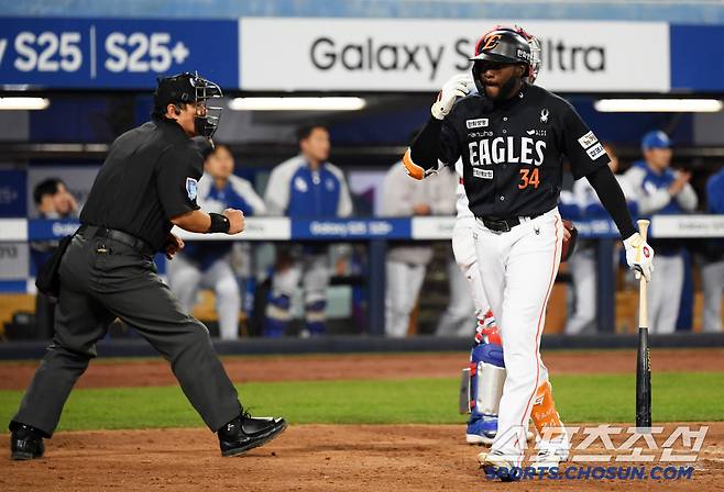 첫 타석이던 2회 삼성 선발 원태인이 던진 3구 연속 체인지업에 모두 헛스윙한 한화 플로리얼.