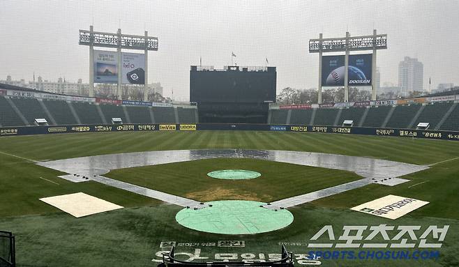 5일 잠실야구장에서 KIA와 LG의 경기가 예정된 가운데 그라운드에 비가 내려 방수포가 덮여 있다. 잠실=허상욱 기자 wook@sportschosun.com/2025.04.05/