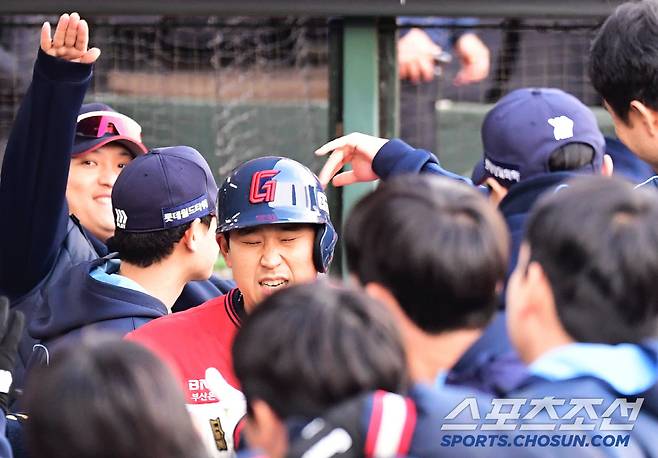 시즌 1호. 4회말 두산 최원준 상대 솔로홈런을 날린 롯데 유강남.