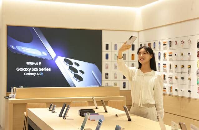 삼성스토어 신세계 시흥프리미엄아울렛 스마트폰 코너에서 모델이 갤럭시 S25를 체험하고 있다. (사진=삼성스토어)
