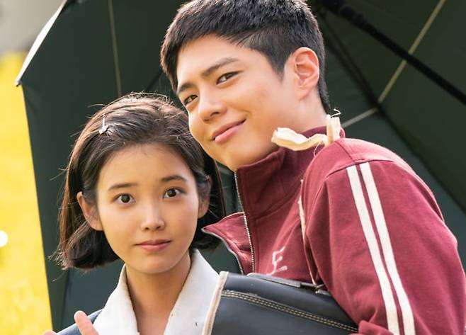 드라마 ‘폭싹 속았수다’의 주인공 애순(아이유)과 관식(박보검). 따스하고 무해한 서사에 공감하며 위로 받았다는 반응이 많다. /넷플릭스