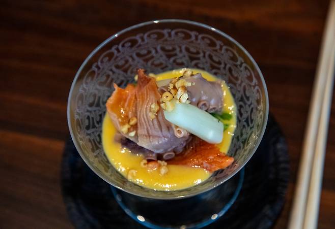 장호준 네기라이브 쉐프의 쭈꾸미 피조개 스미소무침/ 조인원 기자