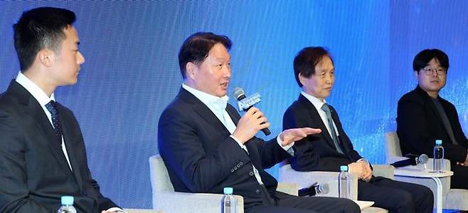 AI스타트업 창업자들 만난 최태원 회장 최태원 대한상공회의소 회장(왼쪽에서 두 번째)이 2일 대전 유성구KAIST에서 열린 ‘미래세대와의 인공지능(AI) 토크콘서트’에 참석해 AI스타트업 창업자들과 토론하고 있다.ⓒ대한상공회의소