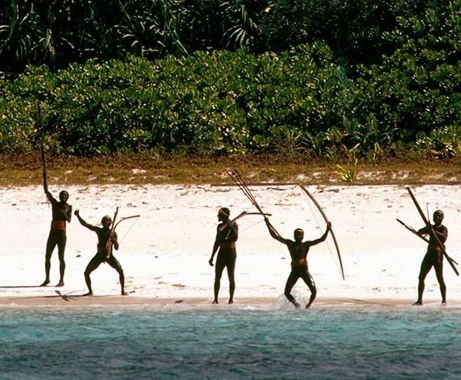 노스 센티널섬의 원시부족 센티널족이 외부인을 보고 경계하고 있다.