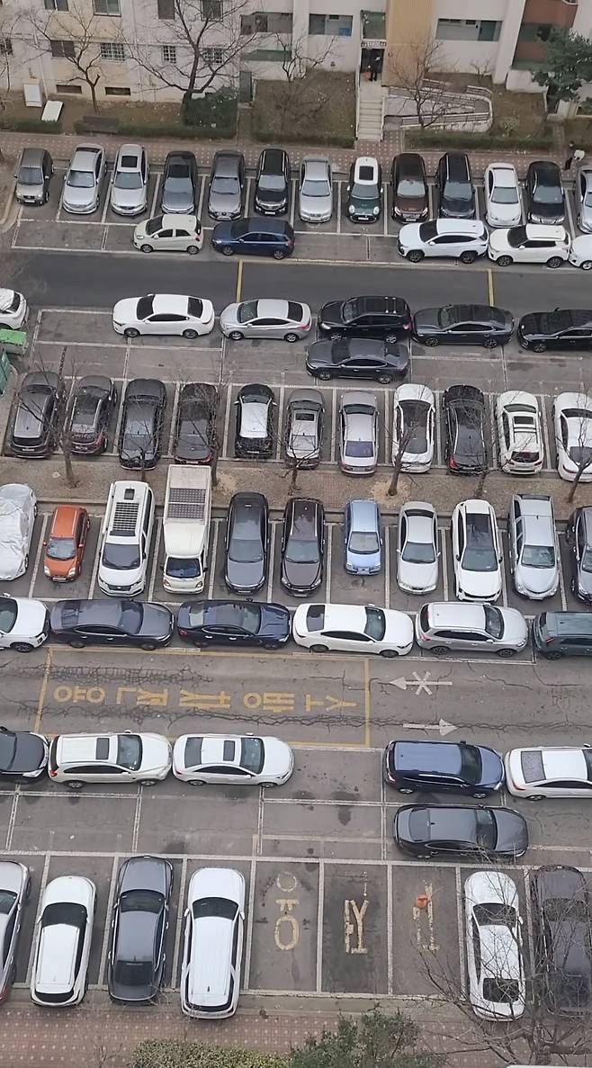 목동 아파트단지 일요일 오전 주차장.jpg