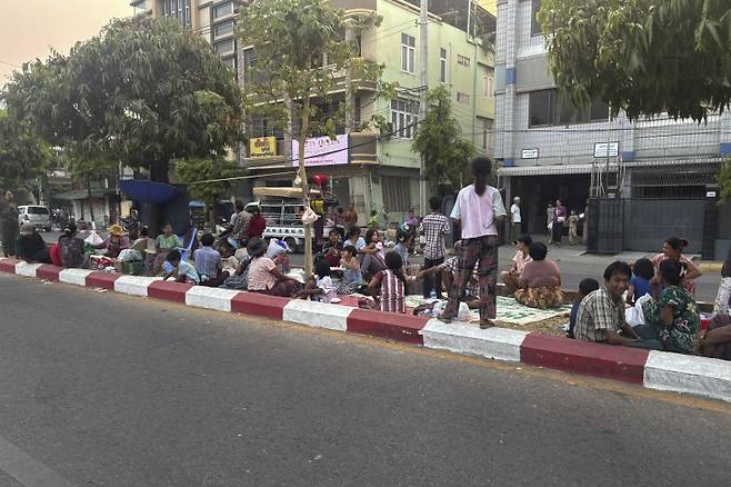 2일(현지 시간) 미얀마 만달레이 왕궁 인근 도로에서 이재민들이 쉬고 있다. 미얀마 군부는 지난 3월 28일 발생한 강진의 피해 수습을 위해 반군 세력과 3주간 휴전을 선포했다. AP 뉴시스