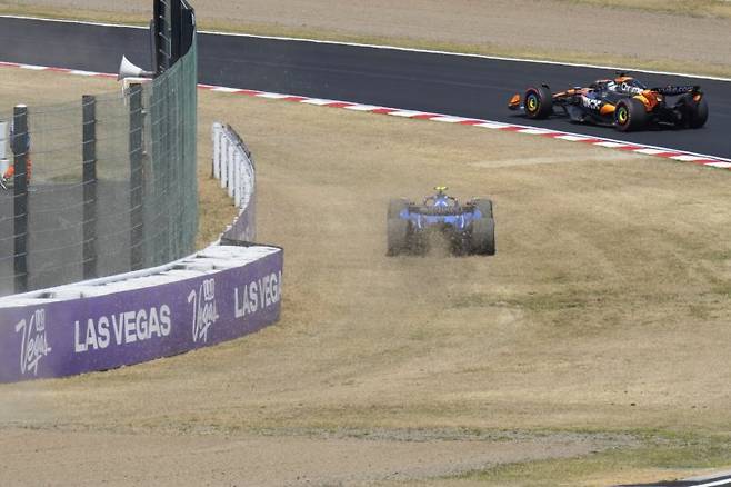 카를로스 사인츠(윌리엄스)가 5일 일본 스즈카에서 열린 F1 3라운드 프랙티스 3 경기 도중 중심을 잃고 서킷 밖으로 튕긴 모습. 뉴시스