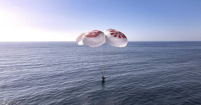 민간인 극궤도 탐사대 프램2를 태운 스페이스엑스의 우주선이 4일 미 캘리포니아 앞 태평양 바다에 착수하고 있다. 스페이스엑스 제공
