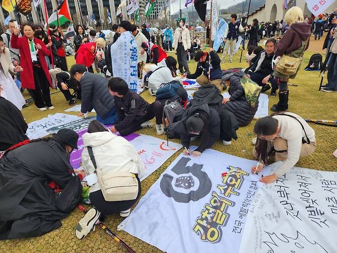 5일 오후 윤석열 즉각퇴진! 사회대개혁! 18차 범시민 대행진’가 시작되기 전 시민들이 깃발에 앞으로의 바람을 적고 있다. 박고은 기자