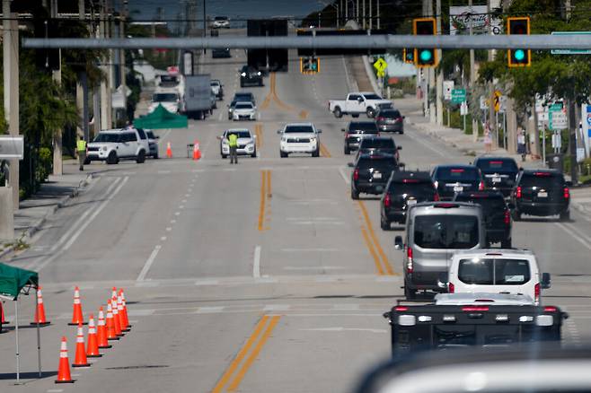 2025년 4월4일 미국 플로리다주 웨스트팜비치의 골프장으로 가는 도널드 트럼프 미국 대통령의 차량 행렬 모습. 로이터 연합뉴스