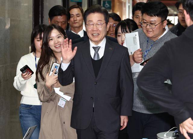 이재명 더불어민주당 대표가 4일 서울 여의도 국회에서 열린 본회의를 마친 뒤 당대표실로 향하고 있다. 뉴스1