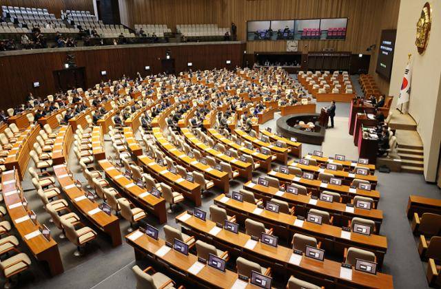 윤석열 대통령에 대한 파면이 선고된 4일 서울 여의도 국회에서 열린 본회의에서 박찬대 더불어민주당 원내대표가 '12.3. 윤석열 비상계엄을 해제한 대한민국 국민께 드리는 감사문에 대한 수정안' 제안설명을 하고 있다. 이날 국민의힘 의원들은 본회의에 불참했다. 연합뉴스