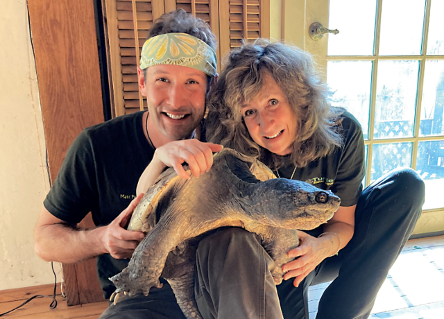 사이 몽고메리(오른쪽)와 야생동물 전문화가 맷 패터슨이 늑대거북 파이어치프를 안고 있다. 돌고래 제공