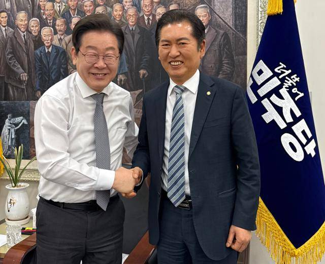 이재명 더불어민주당 대표가 4일 서울 여의도 국회 당 대표실에서 정청래 국회 탄핵소추 단장을 격려하며 악수하고 있다. 뉴시스