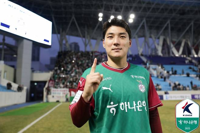 대전 주민규가 8일 대구iM뱅크파크에서 열린 하나은행 K리그1 2025 4라운드에서 승리한 뒤 환호하고 있다. 그는 이날 1골 1도움을 올리며 맹활약했다. 사진=프로축구연맹