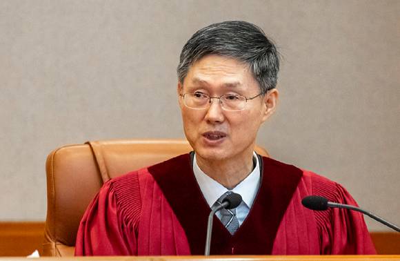 지난 4일 서울 종로구 헌법재판소 대심판정에서 열린 윤석열 대통령의 탄핵심판 선고. 문형배 헌법재판소장 직무대행이 윤석열 대통령 탄핵심판 선고를 하고 있다. [사진=사진공동취재단]