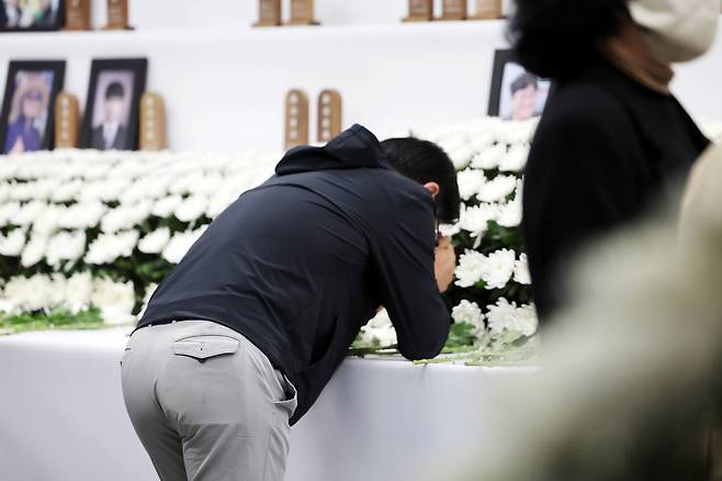5일 오전 전남 무안국제공항에서 열린 추모제에서 한 유가족이 오열하고 있다. 연합뉴스