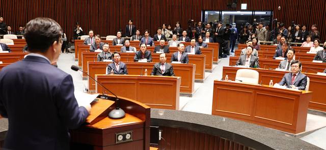 ▲ 국민의힘 권성동 원내대표가 헌재의 윤석열 대통령 탄핵 인용이 발표된 4일 서울 여의도 국회에서 열린 긴급 의원총회에서 발언하고 있다.  연합뉴스