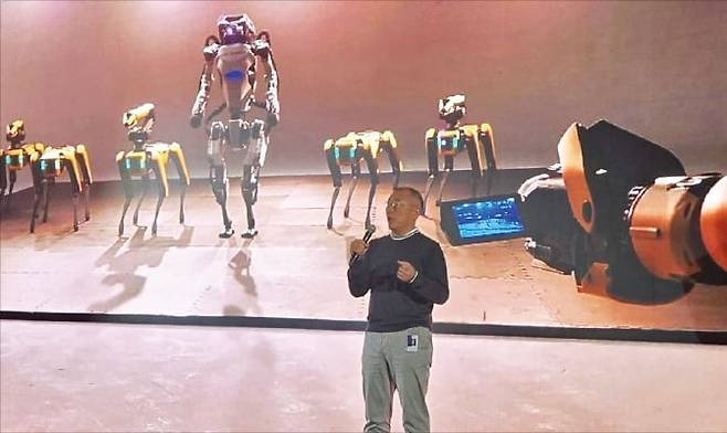 정의선 현대자동차그룹 회장이 지난달 27일 미국 보스턴다이내믹스에서 열린 타운홀 미팅에서 미래 비전을 설명하고 있다.   /마크 테어먼 보스턴다이내믹스 최고전략책임자(CSO) SNS 링크트인