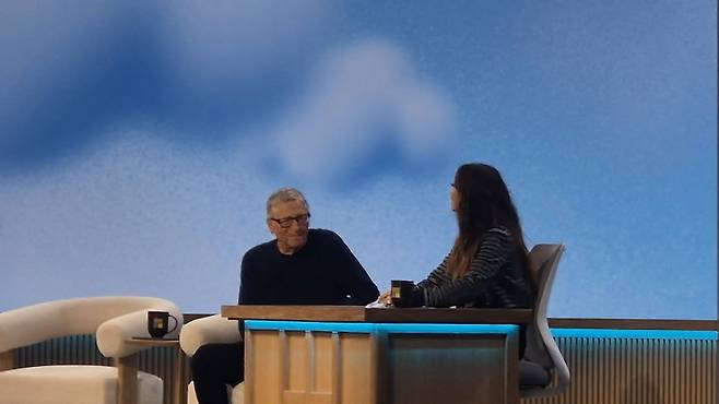 빌 게이츠 마이크로소프트(MS) 창업자가 4일(현지시간) 미국 레드먼드 본사에서 개최된 창사 50주년 행사에서 사회자와 대담하고 있다./ 송영찬 특파원