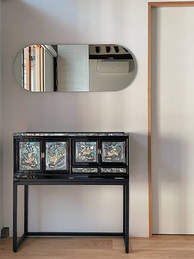 한옥 숙박업에 종사하는 김지수(가명, @unnie_house_)씨는 앞서 해당 한옥에 거주하던 할머니의 고급 자개장을 리폼해 인테리어 소품으로 활용 중이다. 강씨는 “어두운 옻칠 위에 빛나는 자개가 화려하면서도 차분한 느낌을 준다 ”며 “자개장은 디자인적으로 선택의 폭이 좁은 듯 하지만 전통과 트렌디함을 모두 갖춘 특별한 존재다”고 설명했다.