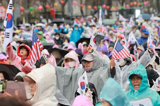 5일 서울 세종대로에서 대한민국바로세우기국민운동본부 주최 광화문 국민대회가 열리고 있다. 연합뉴스