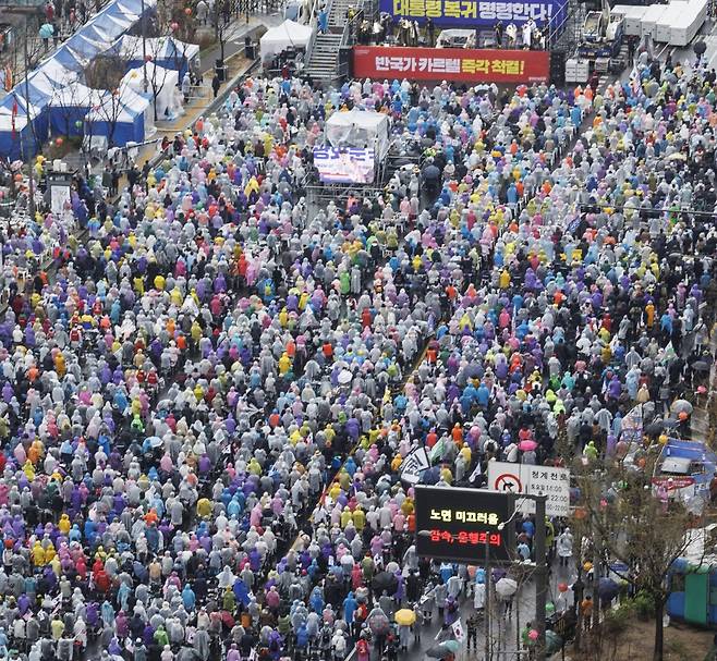 5일 서울 세종대로에서 대한민국바로세우기국민운동본부 주최 광화문 국민대회가 열리고 있다. 연합뉴스