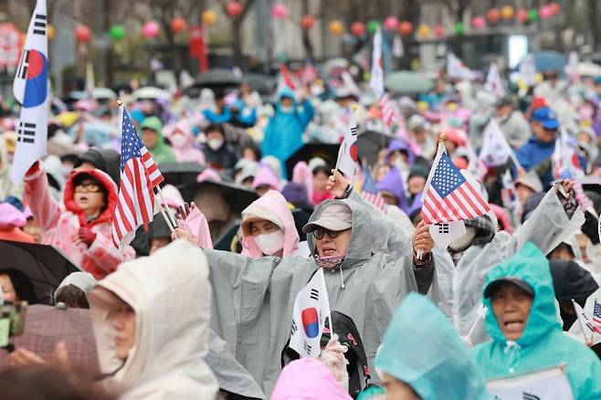 5일 서울 세종대로에서 대한민국바로세우기국민운동본부 주최 광화문 국민대회가 열리고 있다. 연합뉴스