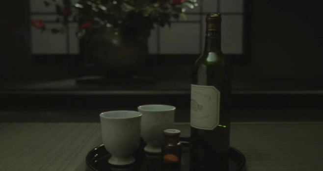 영화 실락원에서 등장하는 사기 그릇과 샤또 마고. [영화 실락원 캡쳐]