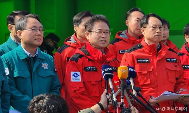 [의성=뉴시스] 김진호 기자 = 경북 의성군에서 발생한 대형 산불과 관련, 23일 오전 의성군 안평면사무소에서 1차 브리핑이 열리고 있다. 고기동 행안부 장관 직무대행(행안부 차관), 이철우 경북도지사, 임하수 남부지방산림청장. 2025.03.23. kjh9326@newsis.com /사진=김진호