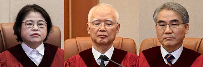 (왼쪽부터) 김복형, 정형식, 조한창 헌법재판관. 연합뉴스