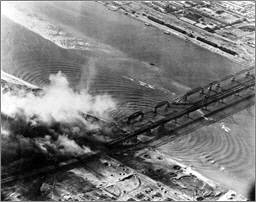 1950년 11월14일 레이테 항모 함재기의 압록강 교량 폭파작전 결과 교량 남단(신의주 쪽 ) 교각 3개는 파괴됐으나 철교는 건재했다. 위에 보이는 도시가 만주의 안둥이다. 레이테 함재기가 촬영한 사진. 미 해군 제공