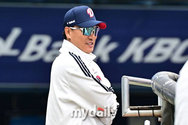 2일 서울 잠실야구장에서 열린 '2025 신한 SOL BANK KBO리그' 키움 히어로즈와 두산 베어스 경기. 두산 이승엽 감독이 선수들의 타격 훈련을 지켜보고 있다./마이데일리