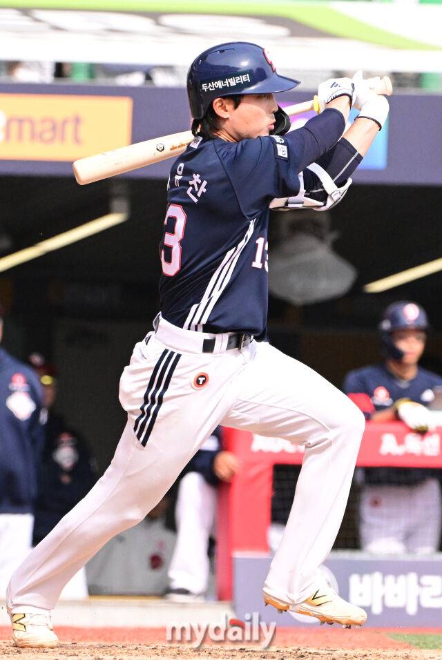 두산 이유찬이 23일 오후 인천 SSG랜더스필드에서 진행된 ‘2025 신한 SOL BANK KBO리그’ 두산-SSG의 경기 4회초 적시타를 때리고 있다./마이데일리