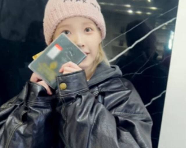 아이유가 남동생을 위해 선물을 사주고 있다. / 유튜브 '이지금' 캡처