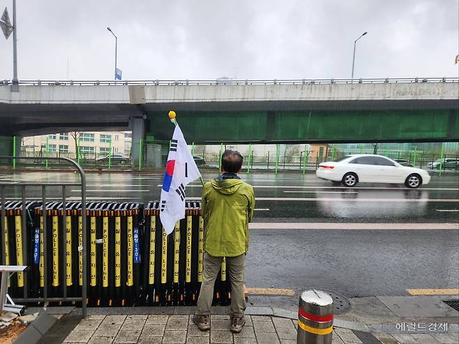 5일 오전 서울 용산구 한남동 대통령 관저 앞에 나온 유일한 지지자 김모 씨. 이영기 기자.