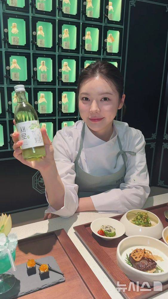 [서울=뉴시스] 롯데칠성음료 새로의 브랜드 체험 콘텐츠 '새로도원' 팝업스토어에 방문한 조서형 셰프. 조 셰프는 지난해 종영한 넷플릭스의 요리 경연 프로그램 '흑백요리사'에 출연해 유명세를 떨쳤다. photo@newsis.com