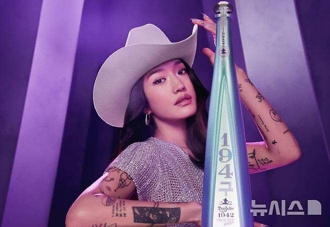 [서울=뉴시스] 디아지오코리아의 럭셔리 데킬라 브랜드 '돈 훌리오'(Don Julio)가 글로벌 DJ이자 패션 디자이너인 페기 구(Peggy Gou)와 협업해 한정판 데킬라를 출시했다. photo@newsis.com