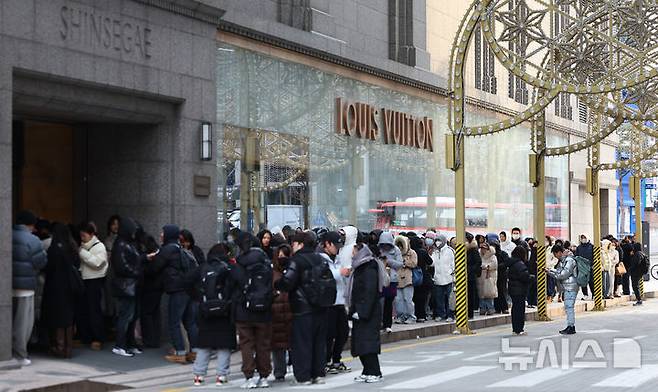 [서울=뉴시스] 황준선 기자 = 샤넬과 에르메스 등 명품 브랜드들이 새해를 맞아 제품 가격 인상을 이어가고 있는 8일 서울 시내 한 백화점에 개점을 기다리는 시민들이 줄을 서 있다. 2025.01.08. hwang@newsis.com