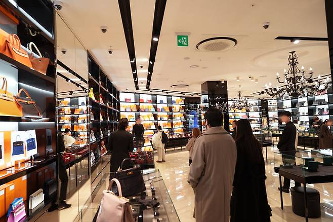 캉카스백화점 매장이 고객들로 북적이고 있다. *재판매 및 DB 금지