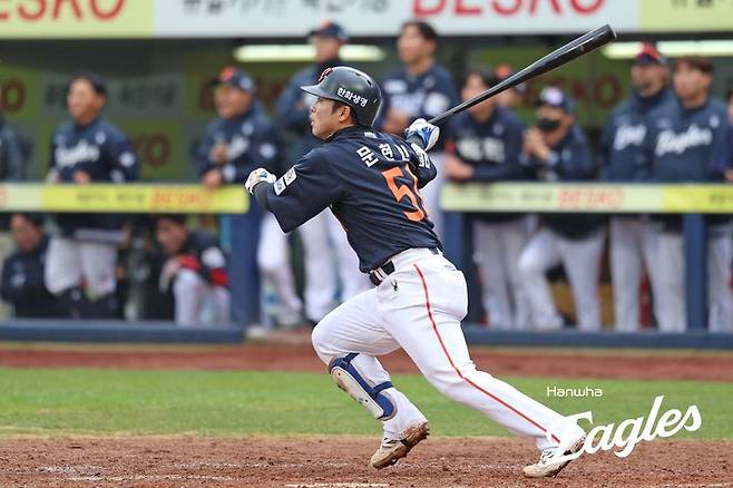 [서울=뉴시스] 프로야구 한화 이글스 문현빈이 5일 대구 삼성라이온즈파크에서 열린 2025 신한 쏠뱅크 KBO리그 삼성 라이온즈와의 경기 9회초 역전 홈런을 치고 있다. (사진=한화 이글스 제공) 2025.04.05.  *재판매 및 DB 금지